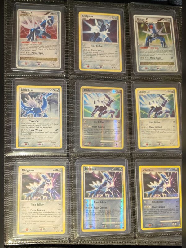 Ni Dialga-kort fra Diamond og Pearl-epoken i en nilommers permside