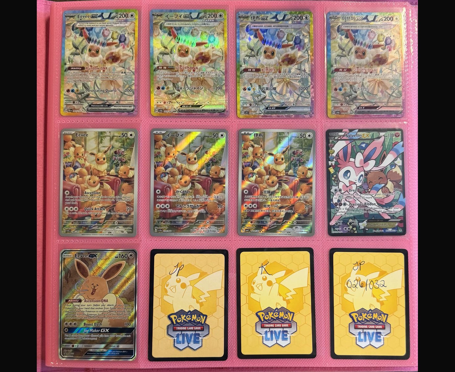 Side i rosa perm med Eevee-kort på fire språk, mot svart bakgrunn