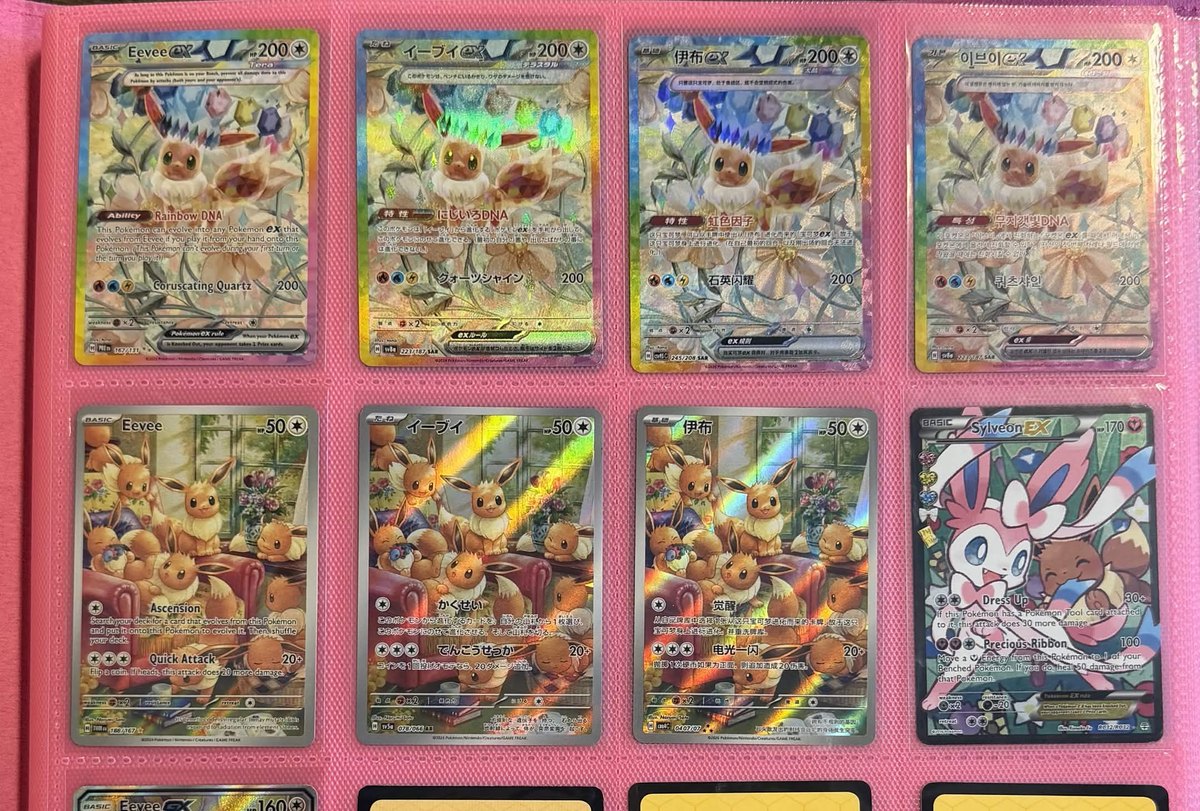 Side i rosa perm med Eevee-kort på fire språk